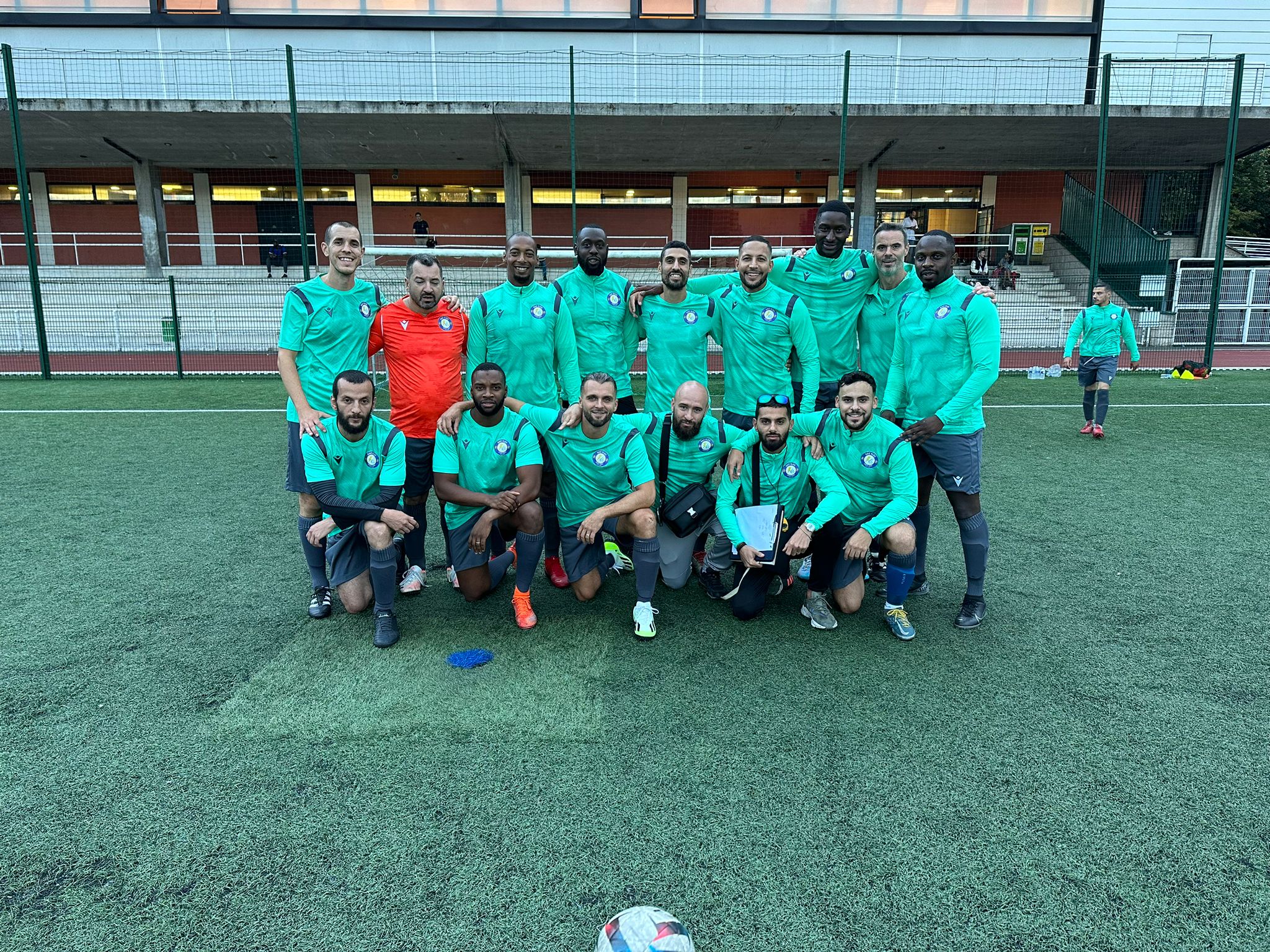 Équipe Paris Foot du club réunie après un match