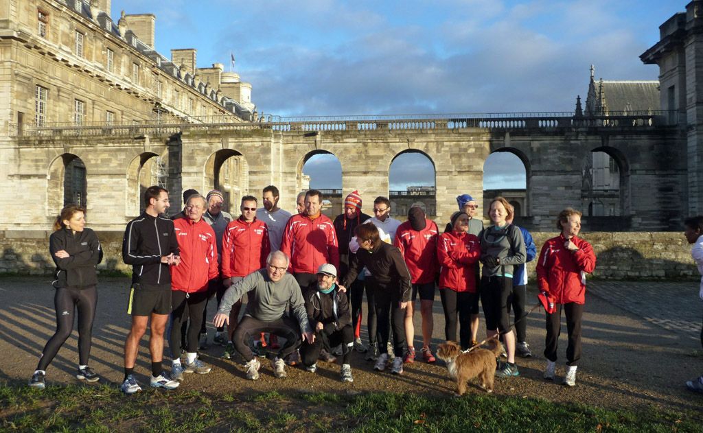 Groupe de coureurs et marcheurs nordiques du club sur un parcours en extérieur