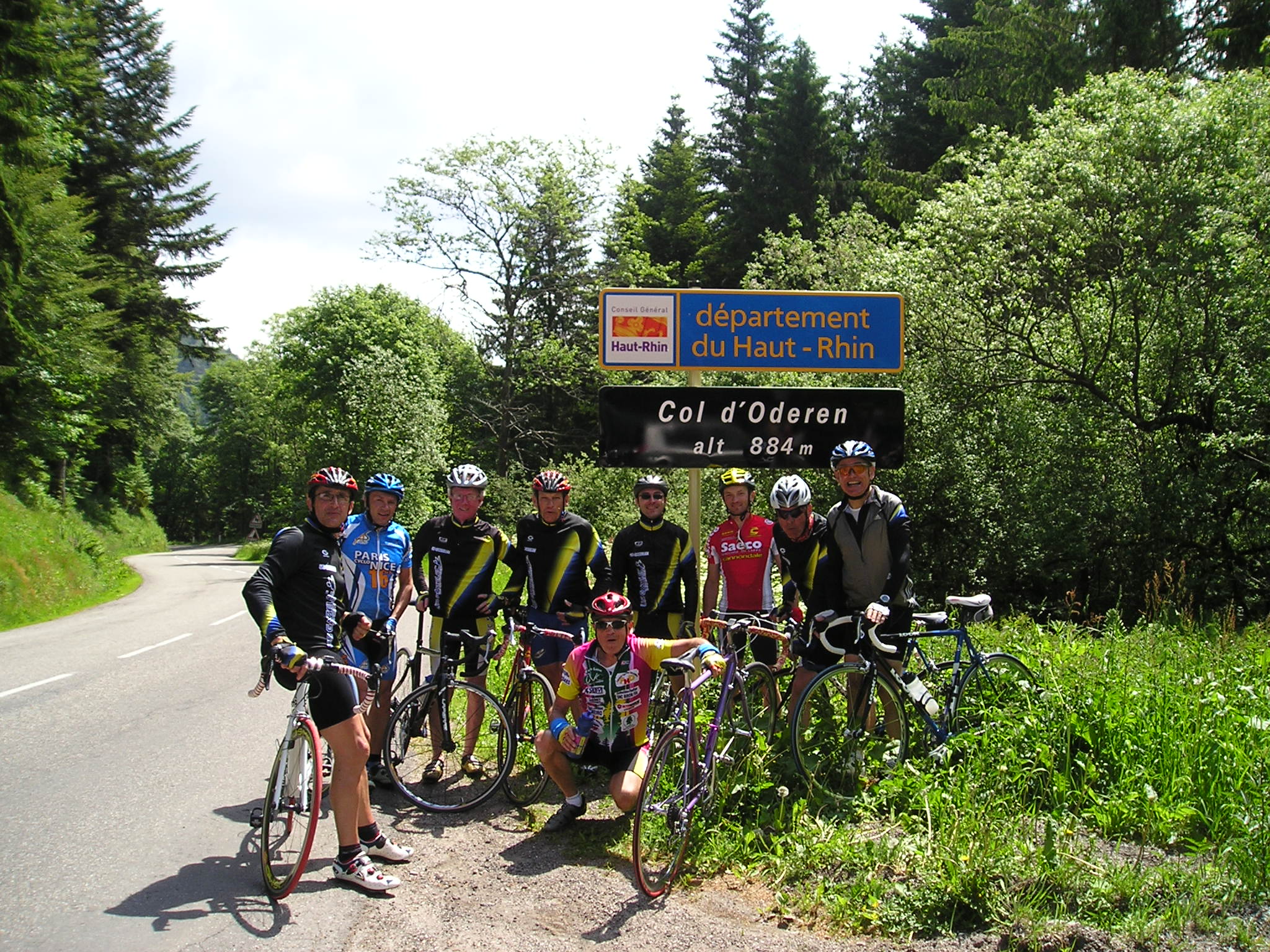 Groupe de cyclistes du club sur une sortie route, roulant en peloton